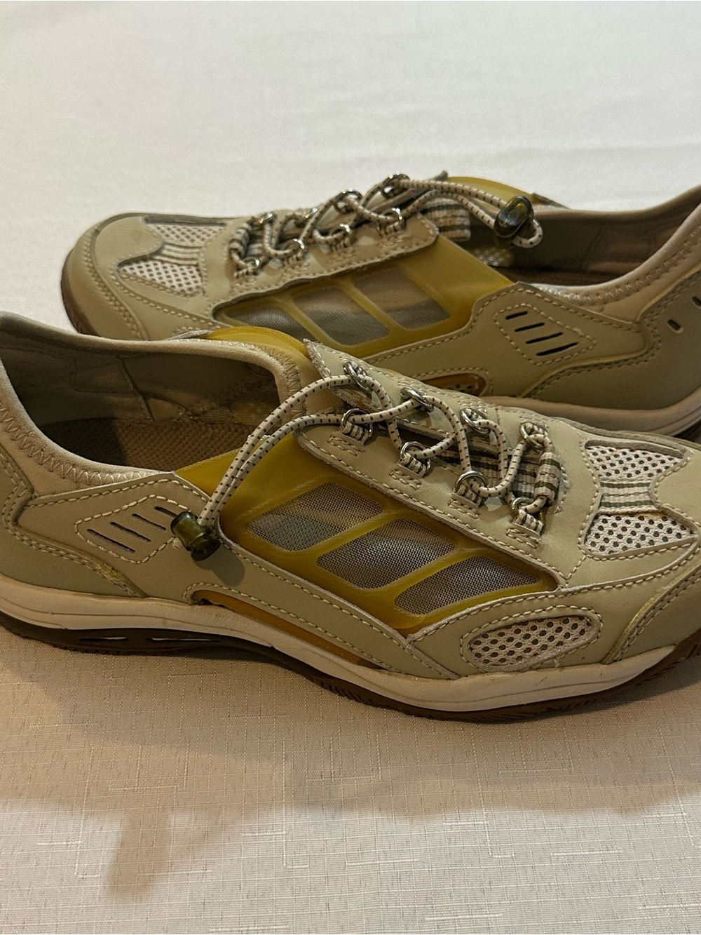 Bass Womens 7.5M Comfort Walking Shoes Beige Mesh Leather Bungee Lace Casual